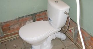 Установка приставного унитаза в Курганинске - монтаж и подключение, СантехДомКгн от 5131 рублей