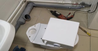Установка напольного унитаза в Курганинске: монтаж под ключ от СантехДомКгн от 5131 рублей.